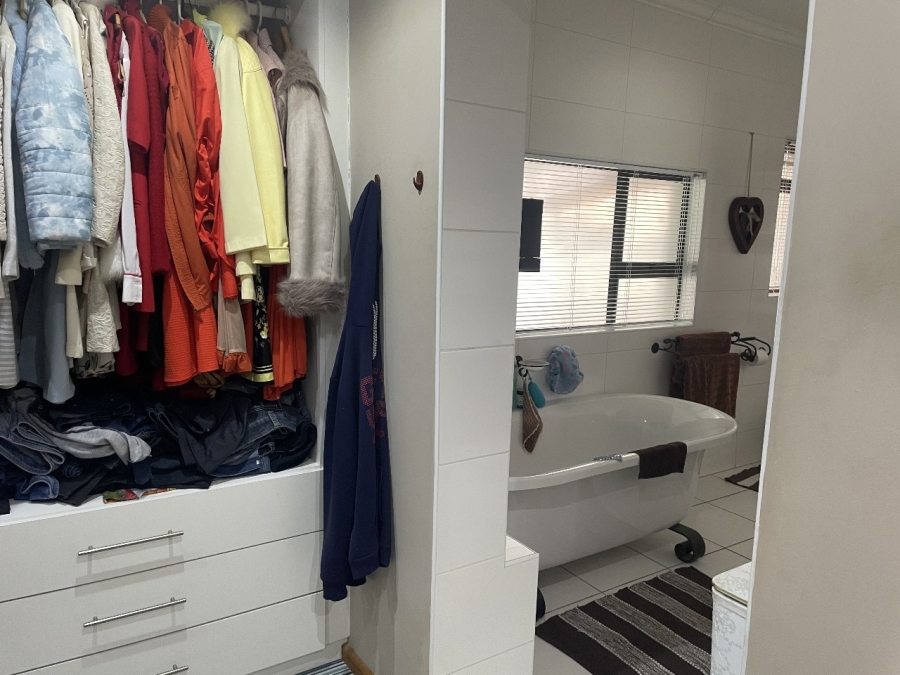 4 Bedroom Property for Sale in Loerie Park Western Cape